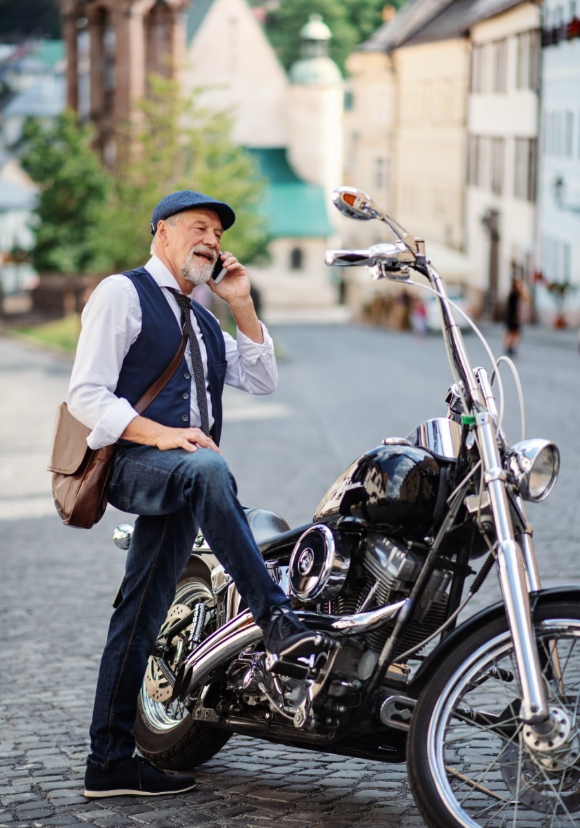 Mittelalter Mann steht vor seinem Motorrad